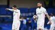 Zklamaní hráči Realu Karim Benzema a Eden Hazard při utkání na Chelsea