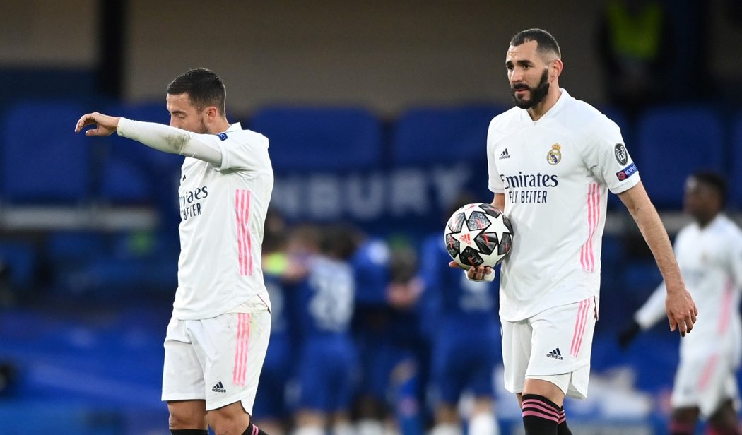 Zklamaní hráči Realu Karim Benzema a Eden Hazard při utkání na Chelsea