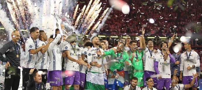 Real Madrid slaví zisk trofeje pro vítěze Ligy mistrů