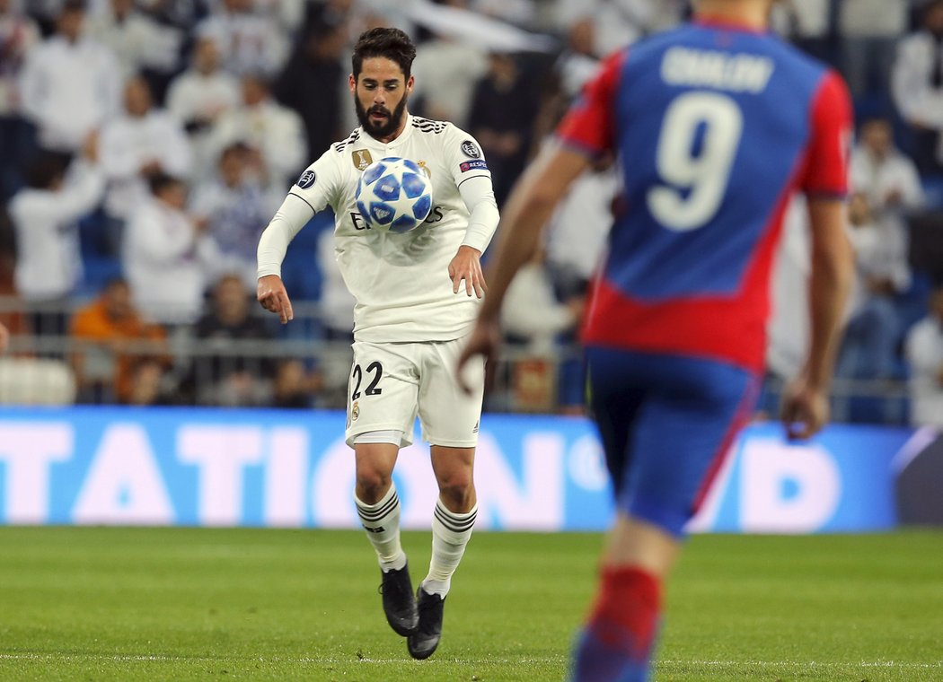 Záložník Realu Madrid Isco v akci během zápasu proti moskevskému CSKA