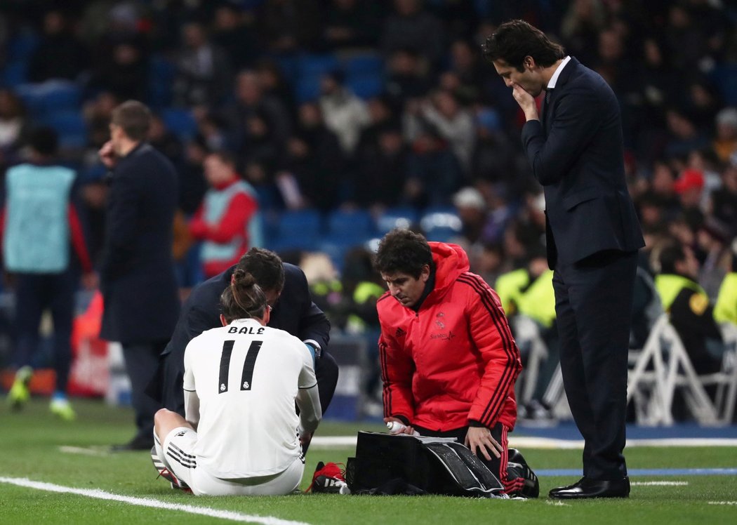 Gareth Bale v péči lékařů. Ošetření přihlíží kouč Realu Madrid Santiago Solari
