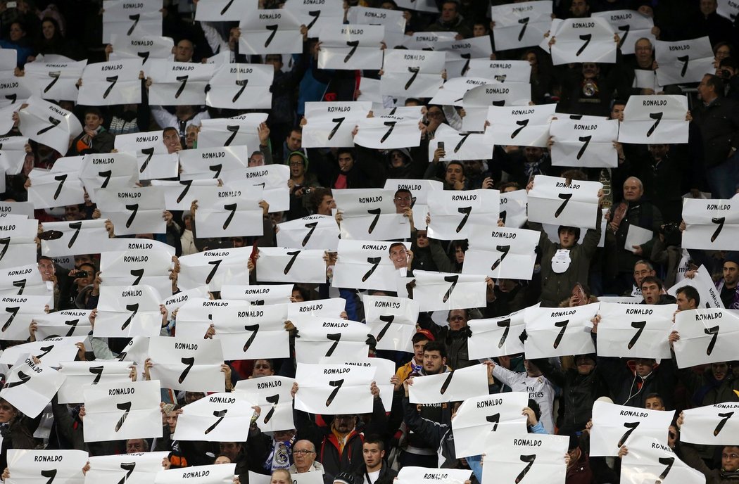 Fanoušci Realu Madrid vytáhli na podporu Ronalda masky i číslo jeho dresu