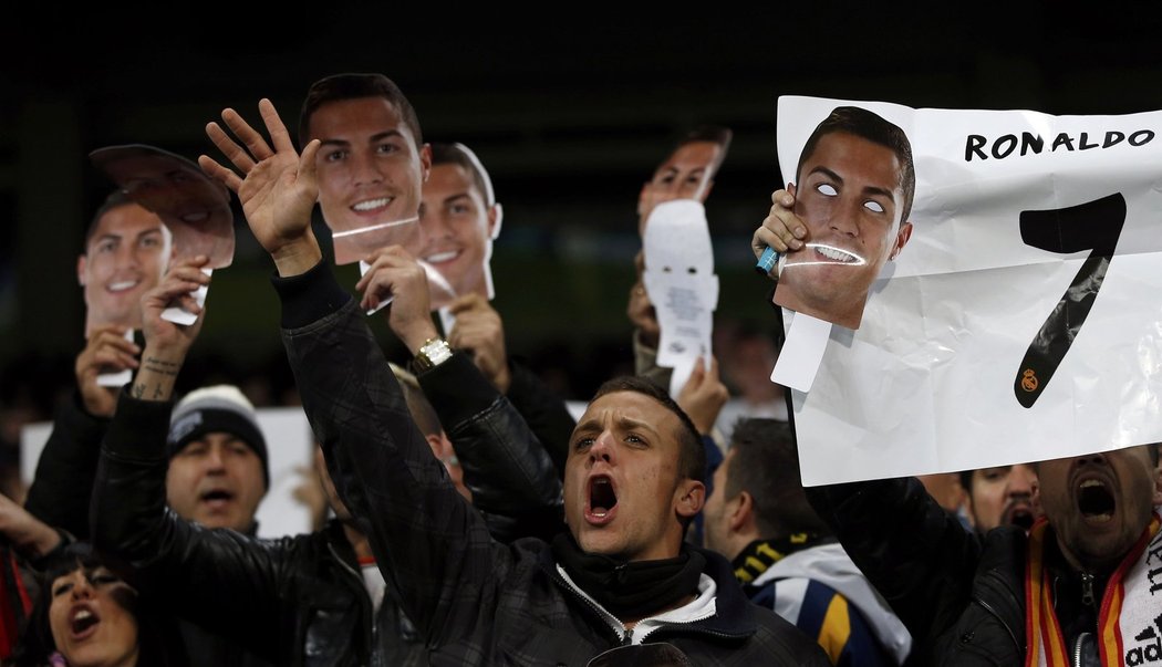Fanoušci Realu Madrid s maskami, kterými chtěli podpořit Cristiana Ronalda v boji o Zlatý míč