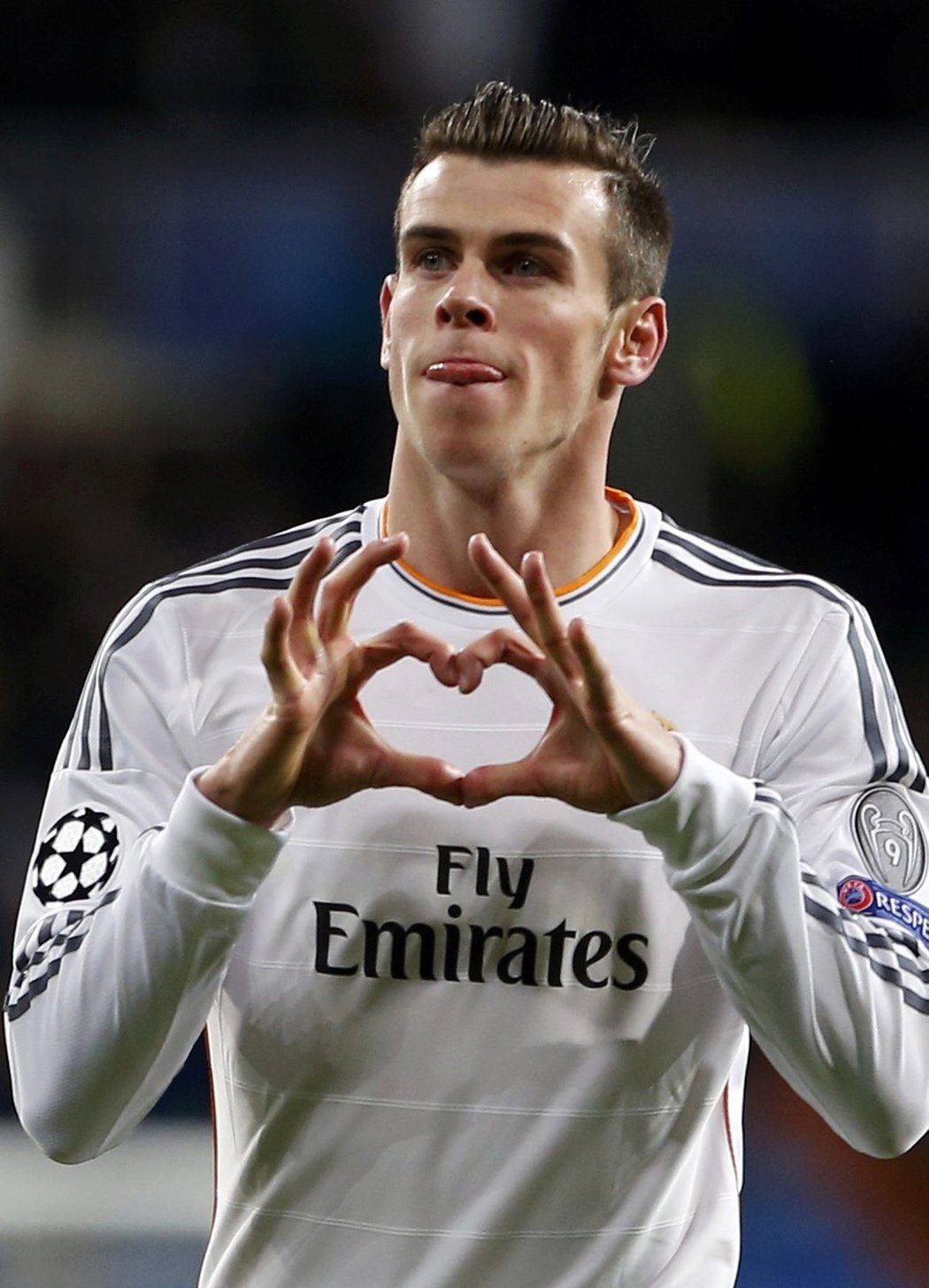 Gareth Bale slaví svým tradičním způsobem vstřelený gól do sítě Galatasaraye