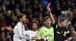 Sudí William Collum ukazuje červenou kartu Sergio Ramosovi z Realu Madrid v zápase proti Galatasarayi