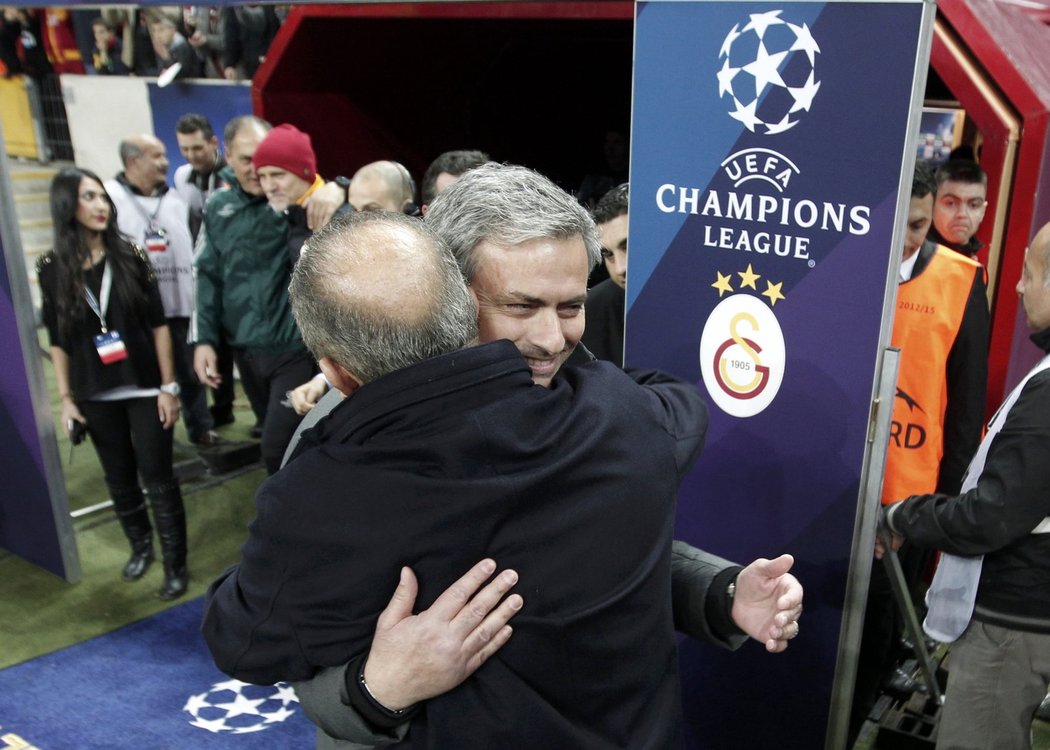 Trenér Galatasaraye Istanbul Fatih Terim se před odvetným čtvrtfinále Ligy mistrů objal s koučem Realu Madrid, Portugalcem Jose Mourinhem