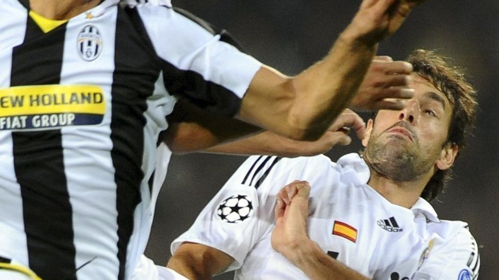 Amauri z Juventusu v souboji s protějškem z Realu Madrid van Nistelrooijem