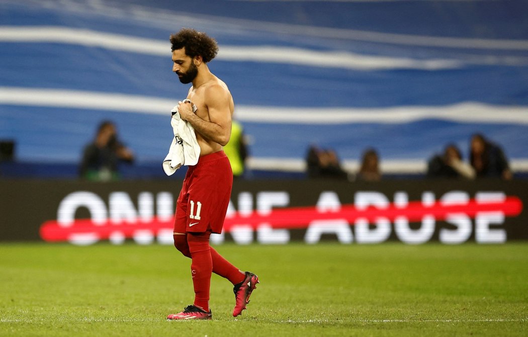 Muhammad Salah smutně odchází ze hřiště