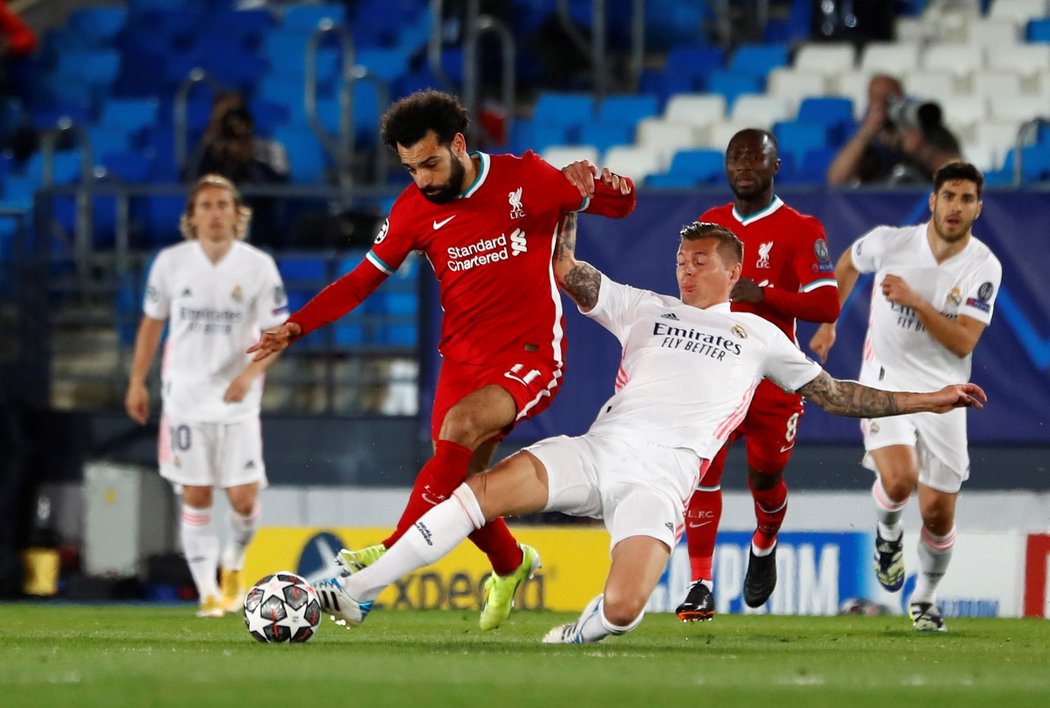 Útočník Liverpoolu Mo Salah se snaží přejít přes záložníka Realu Toniho Kroose