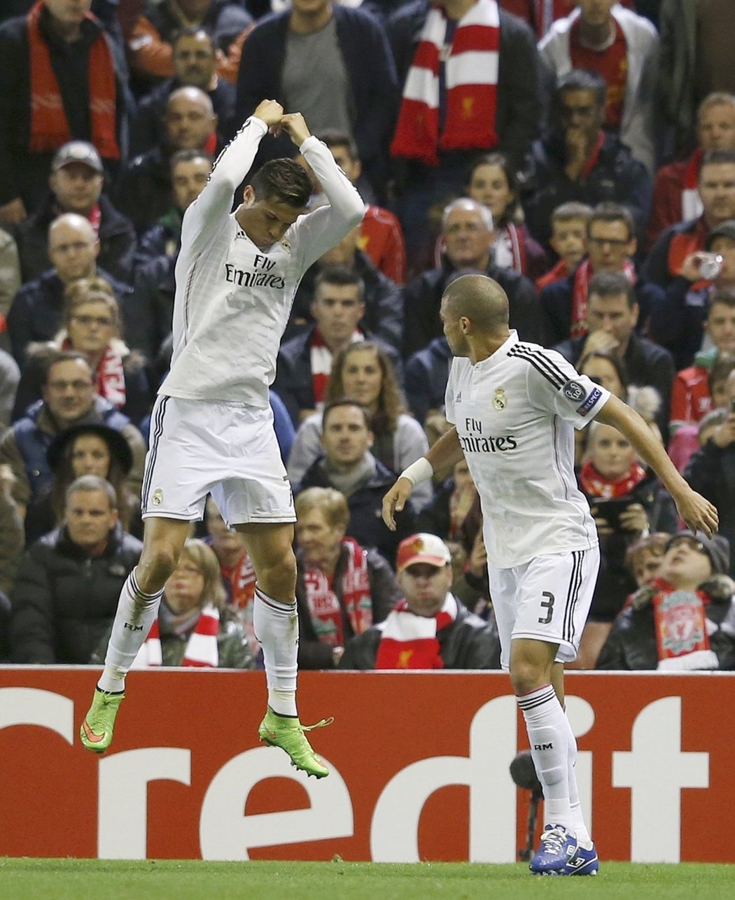 Ve třetím kole Ligy mistrů porazili fotbalisté Realu Madrid Liverpool na jeho hřišti jednoznačně 3:0. V dalších zápasech porazil Arsenal Anderlecht 2:1, Vaclík s Basilejí padl gólem ve druhé minutě nastavení. 