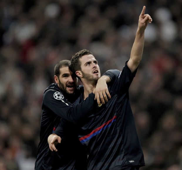 Miralem Pjanič (vpravo) slaví s Lisandrem postupový gól do sítě Realu Miralem Pjanič (vpravo) slaví s Lisandrem postupový gól do sítě Realu