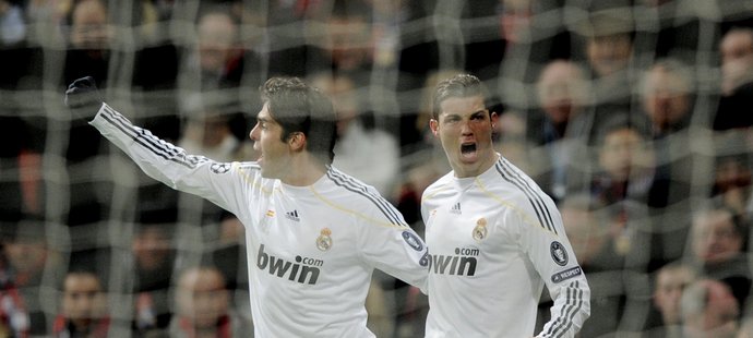 Cristiano Ronaldo (vpravo) se raduje s Kaká z gólu