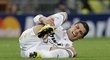 Cristiano Ronaldo z Realu Madrid s bolestivou grimasou na trávníku v zápase proti Lyonu
