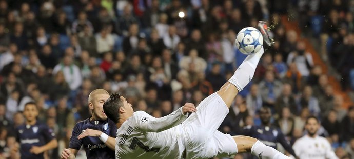 Cristiano Ronaldo si povodil švédskou obranu