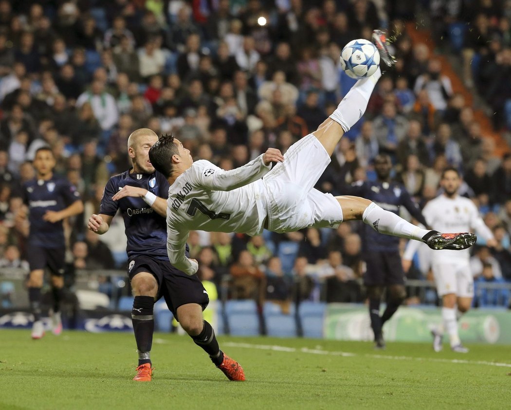 Cristiano Ronaldo si povodil švédskou obranu