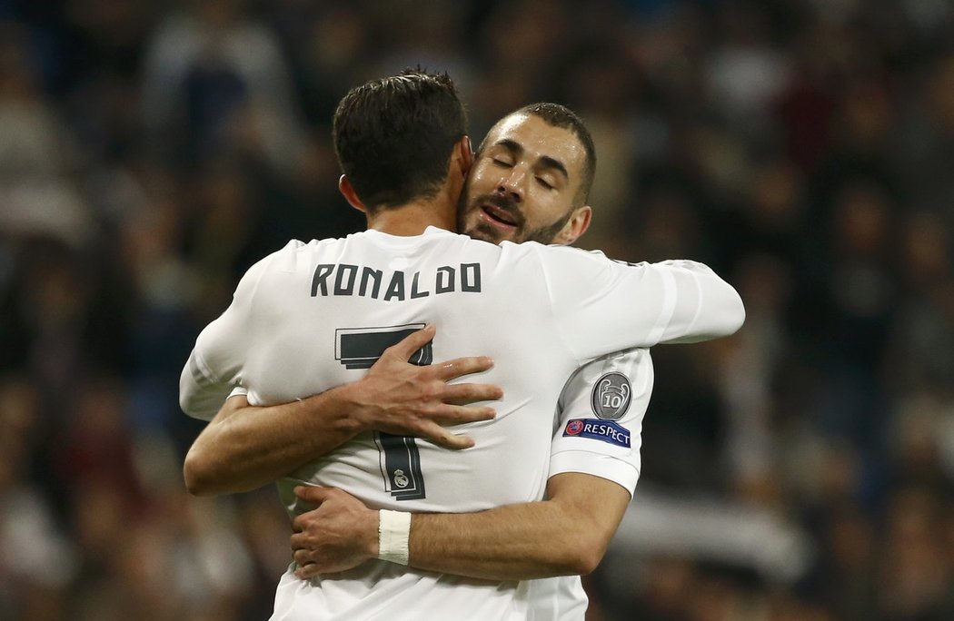 Karim Benzema oslavuje s Cristianem Ronaldem