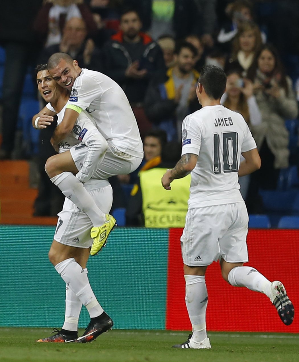 Fotbalisté Realu Madrid se radují z gólu do sítě švédského týmu