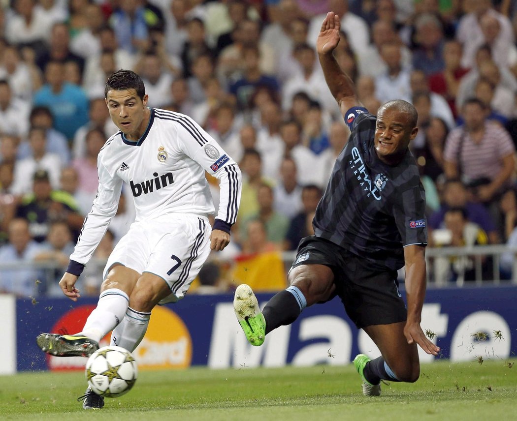 Cristiano Ronaldo kouzlil s míčem i v úterním zápase Ligy mistrů, kdy hrál Real Madrid proti Manchesteru City. Tentokrát jej brání Vincent Kompany