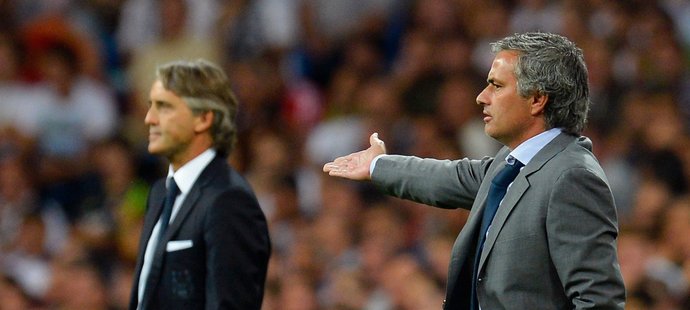 Portugalec José Mourinho, trenér Realu Madrid, gestikuluje při úterním zápase Ligy mistrů, kdy hrál jeho tým s Manchesterem City. Před lavičkou stál i kouč anglického celku Roberto Mancini.