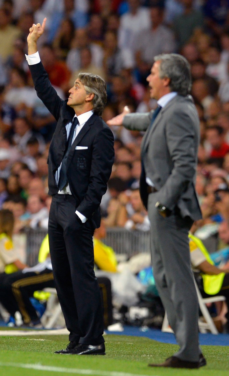 Portugalec José Mourinho, trenér Realu Madrid, gestikuluje při úterním zápase Ligy mistrů, kdy hrál jeho tým s Manchesterem City. Před lavičkou vydával pokyny i kouč anglického celku Roberto Mancini.