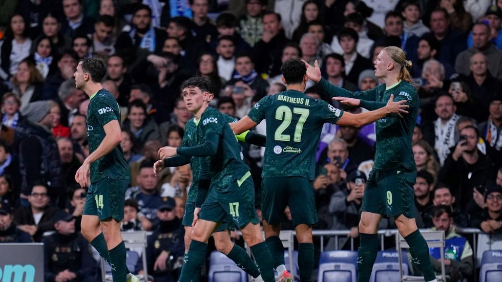 Hráči Manchesteru City se radují z vyrovnávací branky Nica O'Reillyho proti Realu Madrid