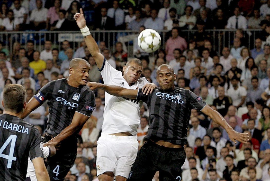 Ostré hlavičkové souboje byly k vidění v úterním zápase Ligy mistrů mezi Realem Madrid a Manchesterem City. Obránce Realu Pepe ve vzdušném souboji s Kompanym a Maiconem