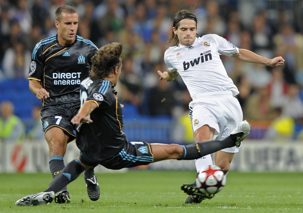 Fernando Gago (Real Madrid) odehrává míč i přes úpornou snahu Gabriela Heinzeho (Olympique Marseille).