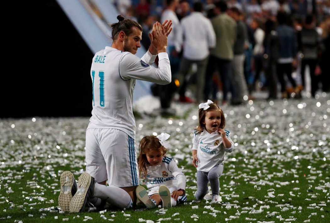 Velšský záložník Gareth Bale během oslav triumfu v Lize mistrů na stadionu v Madridu