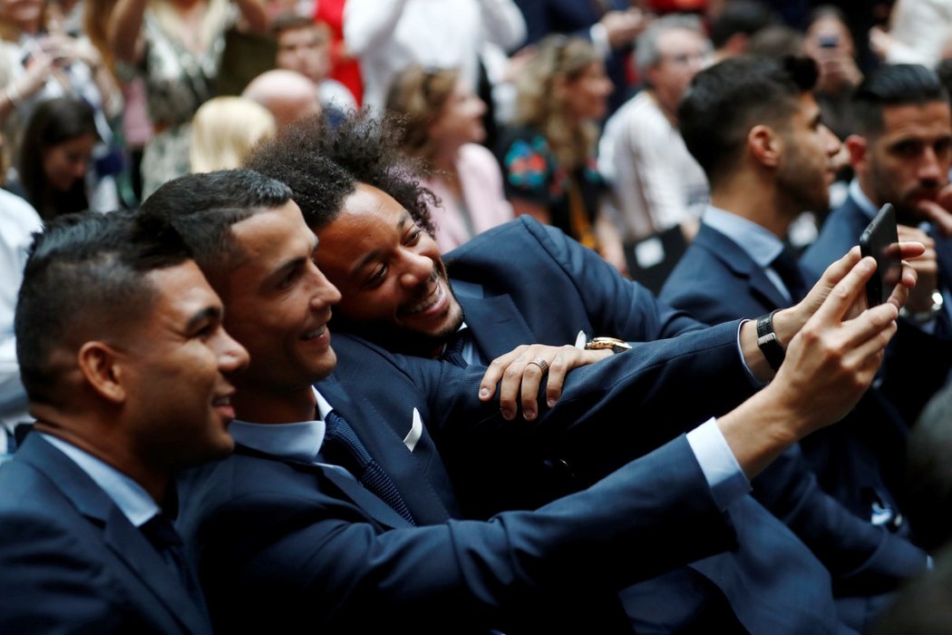 Selfie time. Snímek hvězd Realu Casemira, Ronalda a Marcela po triumfu v Lize mistrů