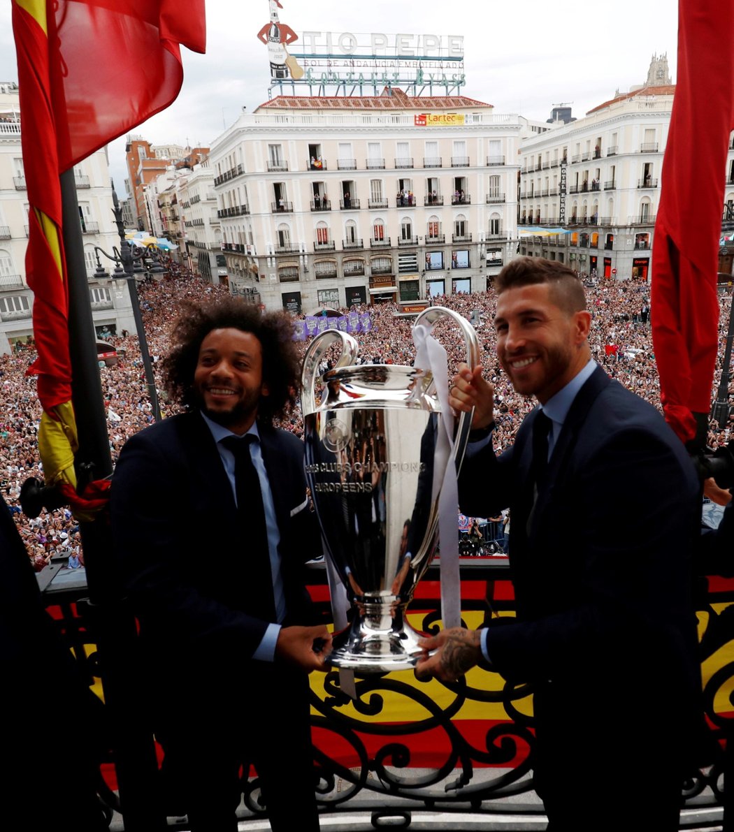 Obránci Realu Marcelo a Sergio Ramos se chlubý pohárem pro šampiona v Lize mistrů