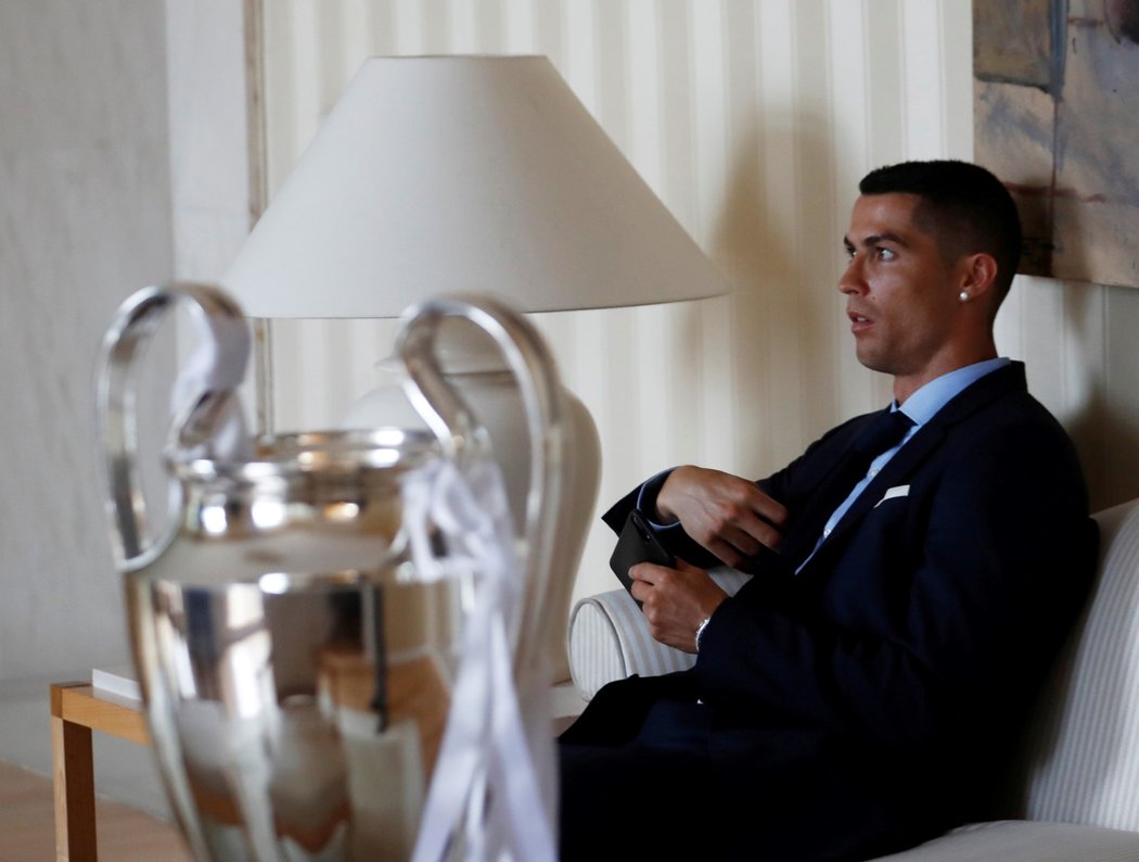 Chvíle relaxu. Cristiano Ronaldo odpočívá během oslav Realu po triumfu v Lize mistrů