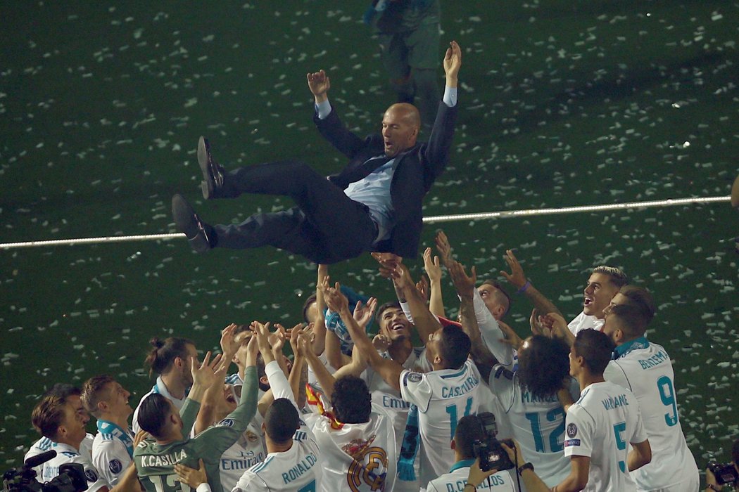 Francouzský trenér Realu Madrid Zinedine Zidane nad hlavami hráčů po triumfu v Lize mistrů