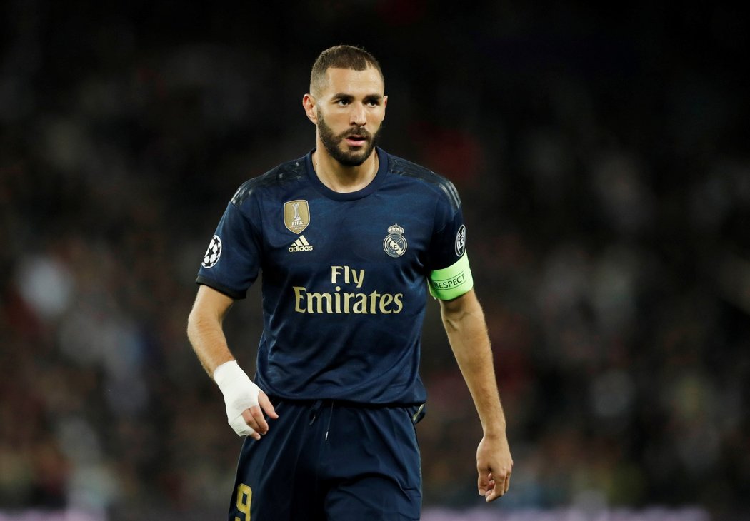 Zklamaný útočník Realu Madrid Karim Benzema v utkání Ligy mistrů proti PSG