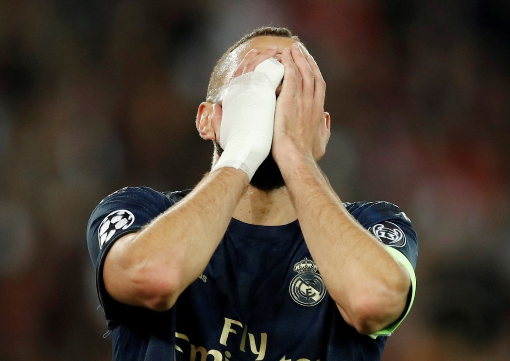 Útočník Realu Madrid Karim Benzema se drží za hlavu po nepovedeném zápase Ligy mistrů proti PSG