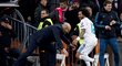 Obránce Realu Madrid Marcelo se raduje s trenérem Zidanem po úspěšném úvodním osmifinále Ligy mistrů proti PSG