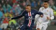 Hvězda PSG Kylian Mbappé se snaží pláchnout Casemirovi z Realu Madrid