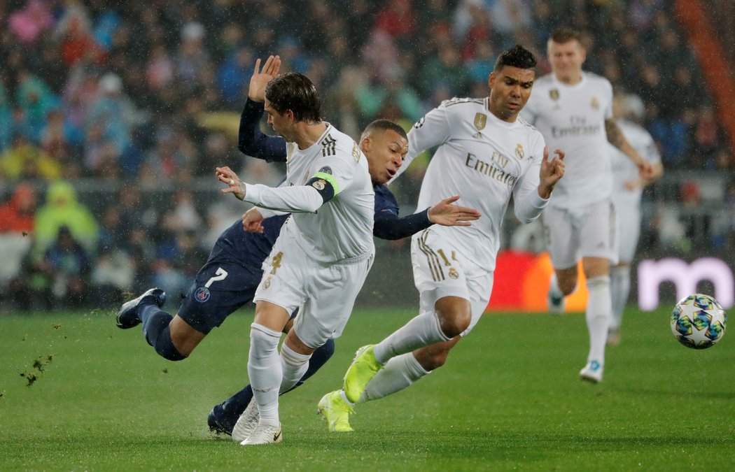 Kylian Mbappé padá k zemi po faulu Sergia Ramose z Realu Madrid