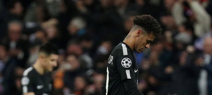 Zklamaný Neymar po progře PSG na hřišti Realu Madrid v úvodním osmifinále Ligy mistrů