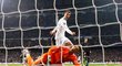 Cristiano Ronaldo právě střílí druhou branku Realu do sítě PSG v úvodním osmifinále Ligy mistrů