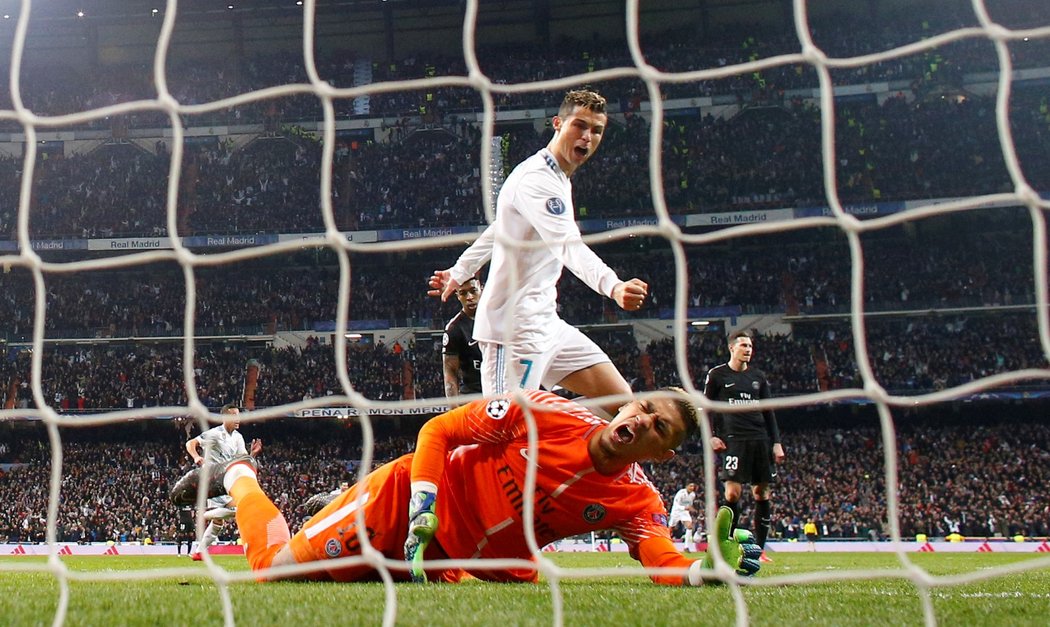 Cristiano Ronaldo právě střílí druhou branku Realu do sítě PSG v úvodním osmifinále Ligy mistrů