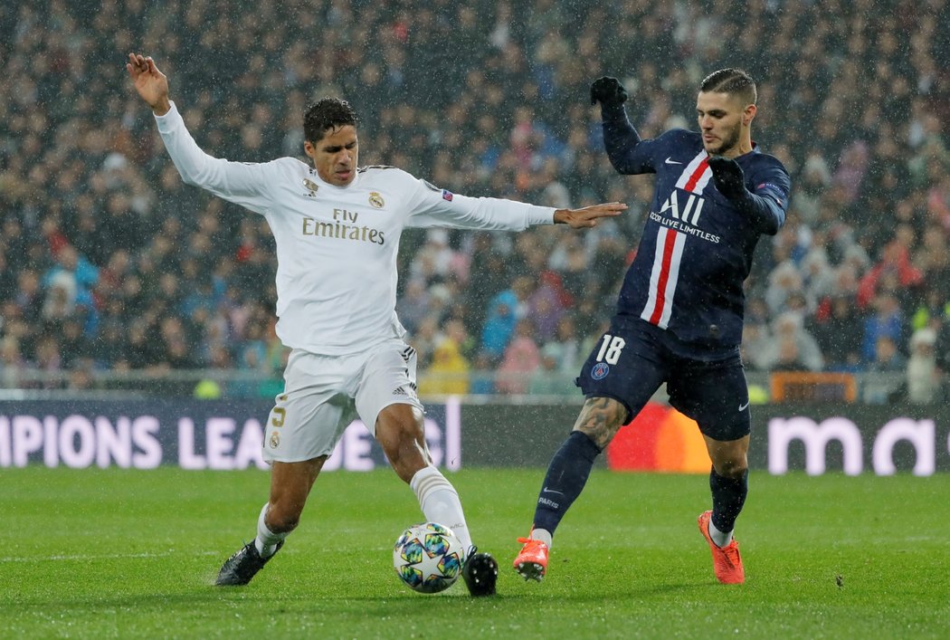 Raphael Varane z Realu Madrid v souboji o míč s Maurem Icardim z PSG