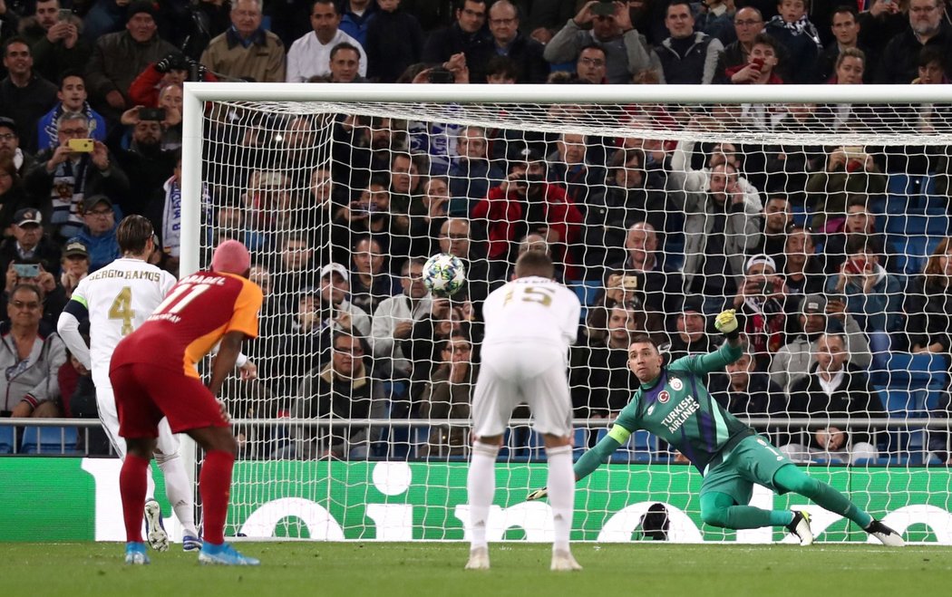 Sergio Ramos proměňuje pokutový kop a zvyšuje vedení Realu proti Galatasarayi na 3:0