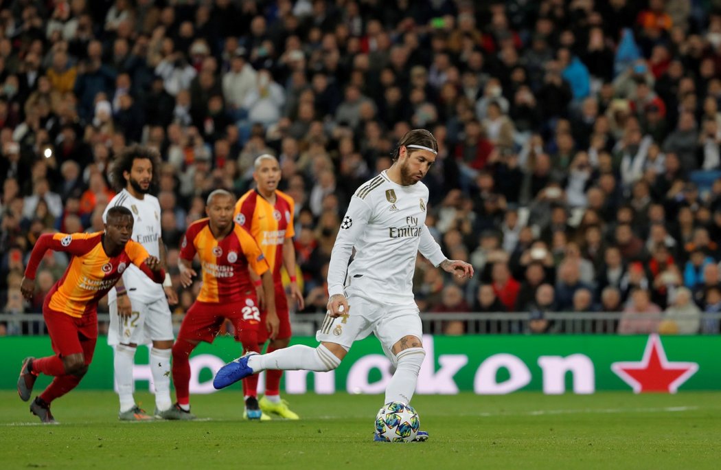 Sergio Ramos proměňuje pokutový kop a zvyšuje vedení Realu proti Galatasarayi na 3:0