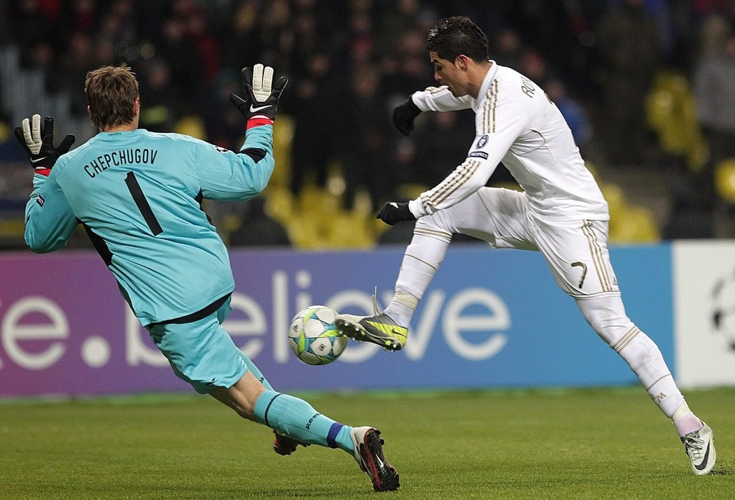 Ronaldo se snaží překonat Čepčugova.