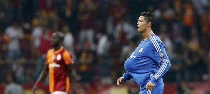Madridský střelec si po zápase odnáší balon.