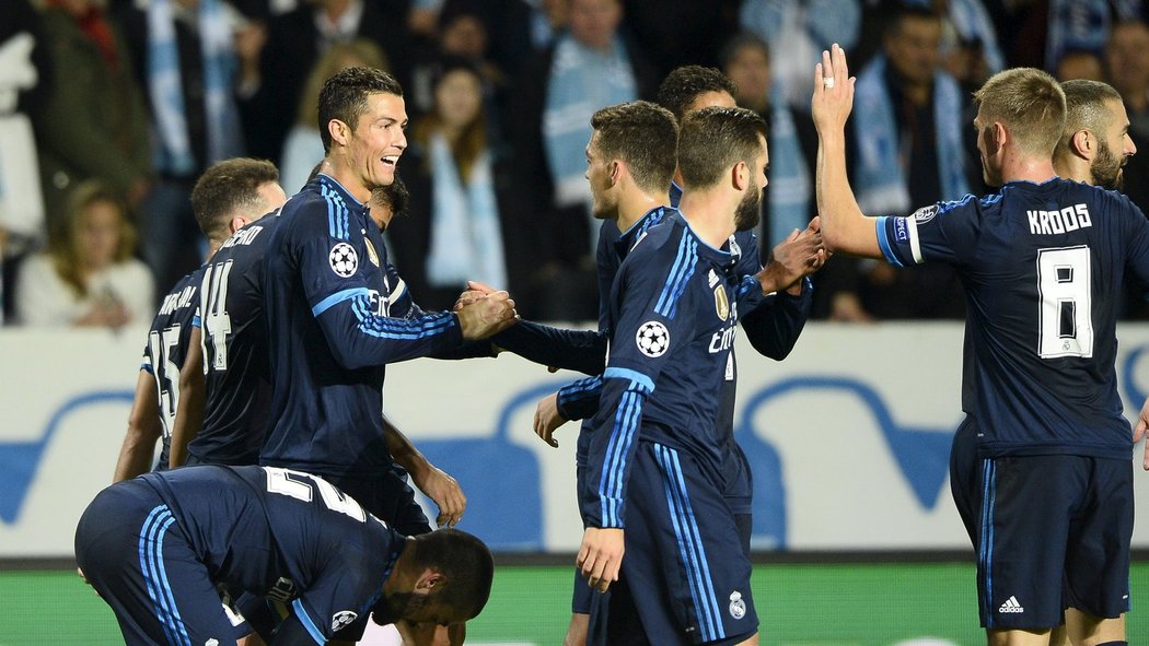 Hráči Realu Madrid se radují z branky do sítě Malmö