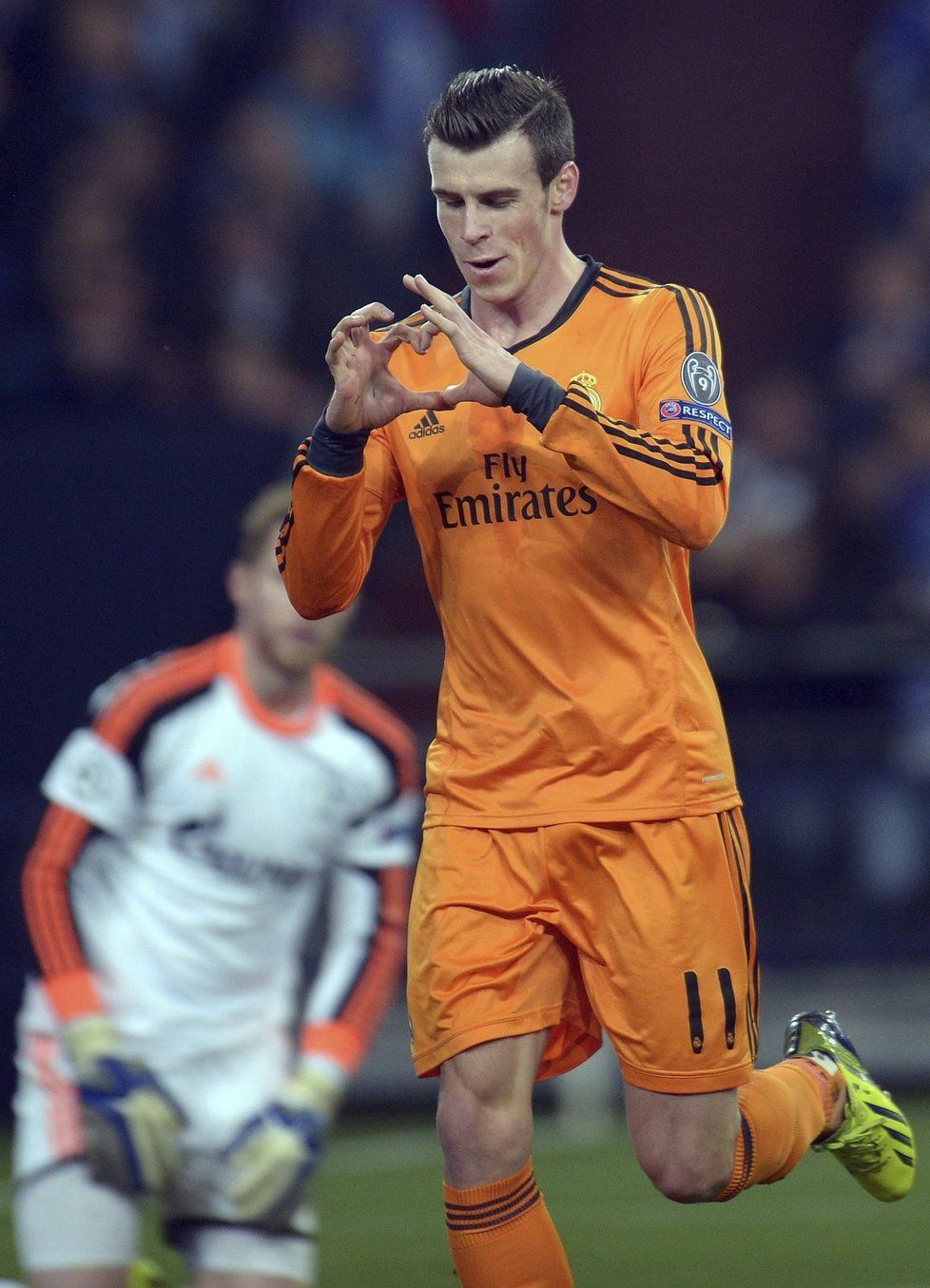Gareth Bale a jeho tradiční oslava vstřelené branky. Na Schalke ji mohl udělat hned dvakrát, přidali se k němu i Benzema a Ronaldo a Real vyhrál 6:1