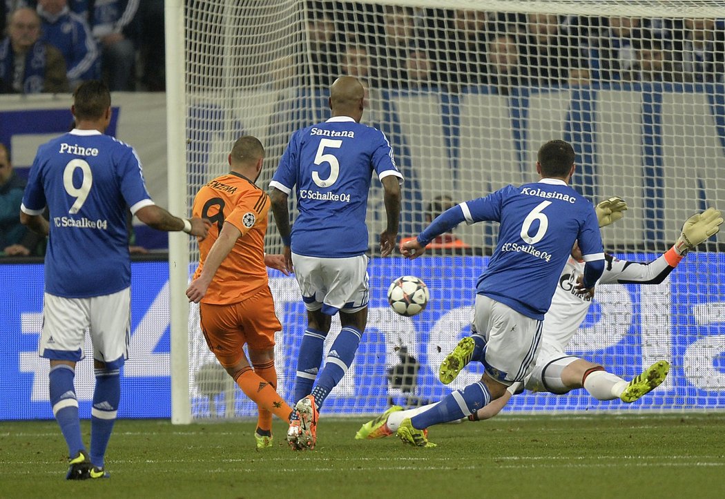 Karim Benzema nastřílel do sítě marného Schalke dva góly