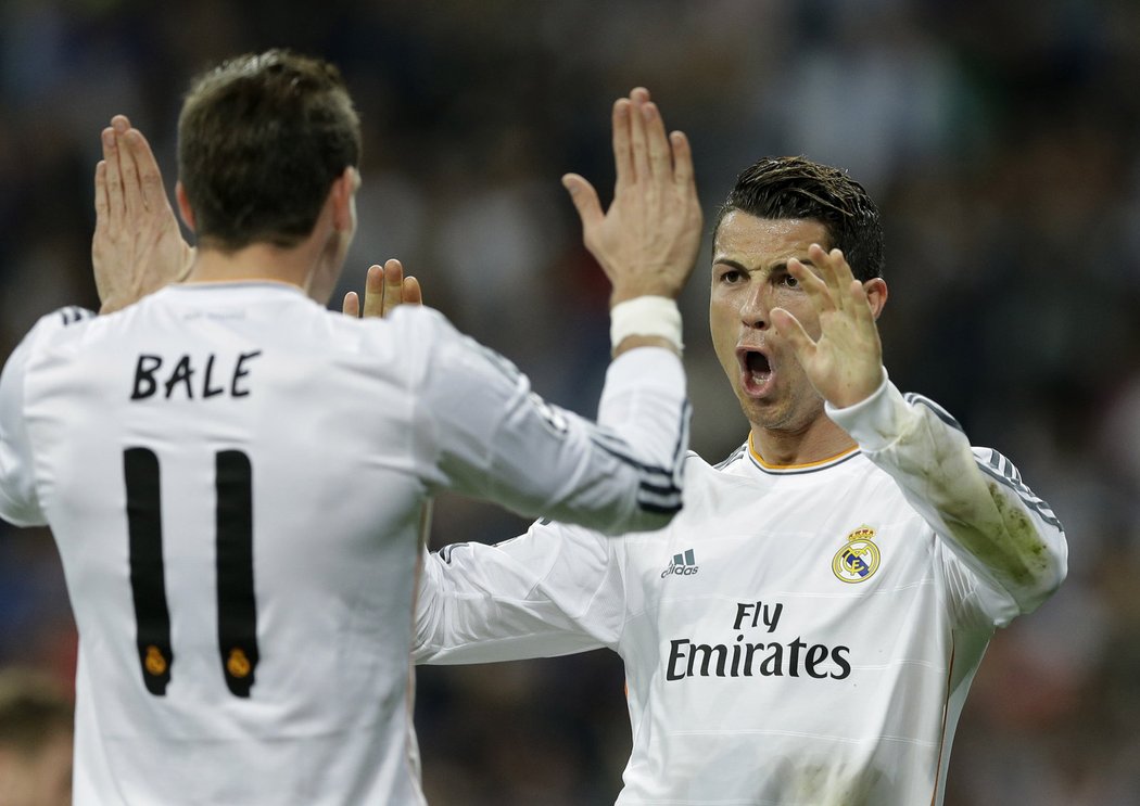 Cristiano Ronaldo slaví s Garethem Balem svůj gól proti Schalke