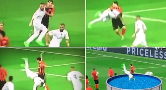 Hop do bazénu! Fanoušky baví skok Ramose i „práskač“ Ronaldo